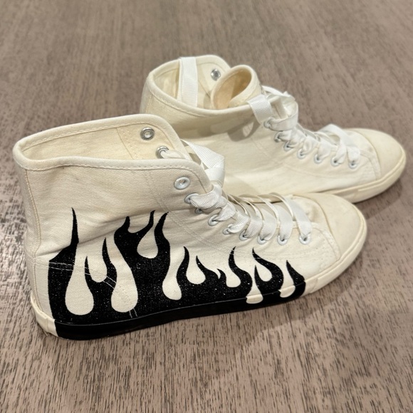 😎 Men's Be&D By Maison Dumain Shimmering Black Flames on White Canvas Sneakers - Picture 3 of 3